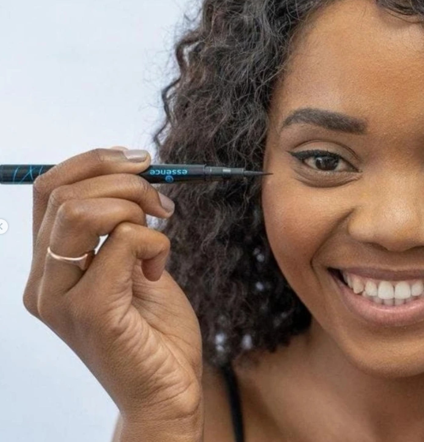 ESSENCE SUPER FINE WATERPROOF DELINEADOR