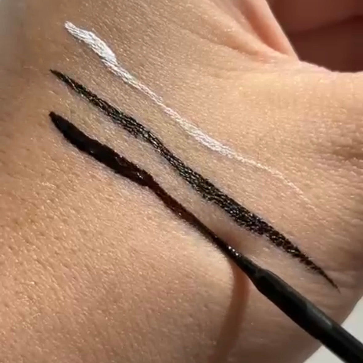 BEAUTY CREATIONS INFINITY WEAR DELINEADOR LÍQUIDO