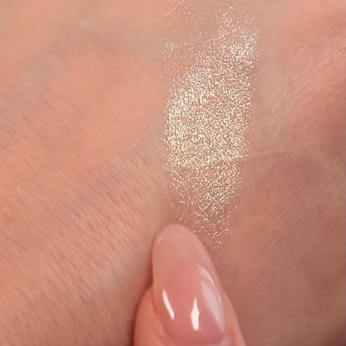 ESSENCE ALOHA, BABES! FLOWER HIGHLIGHTER